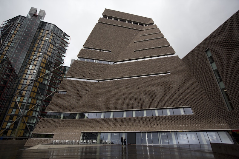 Il nuovo edificio della Tate Modern e il vicino palazzo (AP Photo/Matt Dunham)