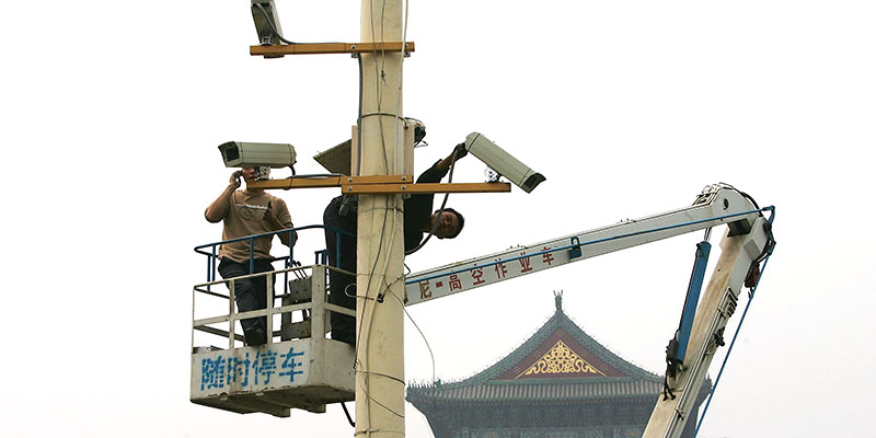 Operai al lavoro su alcune telecamere di sicurezza in piazza Tienanmen, Pechino, Cina (Guang Niu/Getty Images)