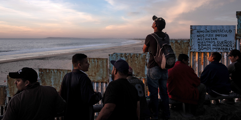 Migranti al confine tra Stati Uniti e Messico a Tijuana. (GUILLERMO ARIAS/AFP/Getty Images)