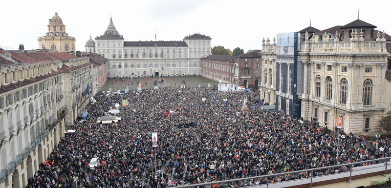 La manifestazione pro-TAV in piazza Castello a Torino. (ANSA/ ALESSANDRO DI MARCO)