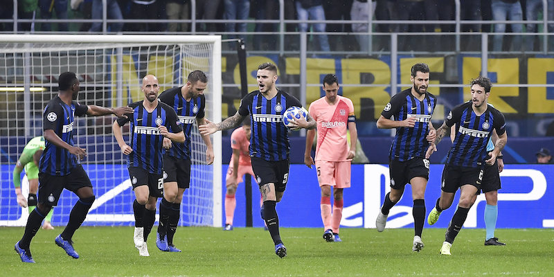 I giocatori dell'Inter dopo il gol del pareggio segnato al Barcellona in Champions League (LaPresse/Marco Alpozzi)