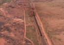 I rottami del treno lungo 2 chilometri deragliato lunedì in Australia