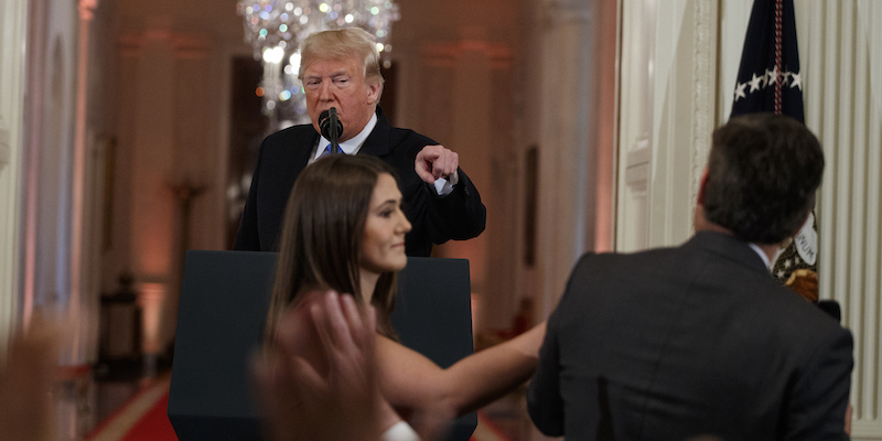 Donald Trump mentre discute in conferenza stampa alla Casa Bianca con Jim Acosta di CNN (AP Photo/Evan Vucci)