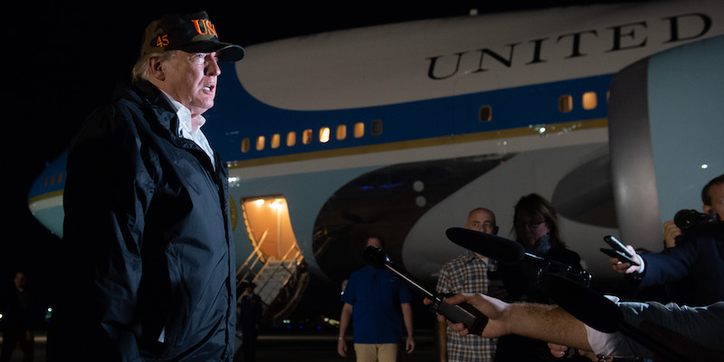 Il presidente degli Stati Uniti Donald Trump parla ai giornalisti prima di salire sull'Air Force One dalla base aerea di Point Mugu in California, il 17 novembre 2018 (SAUL LOEB/AFP/Getty Images)