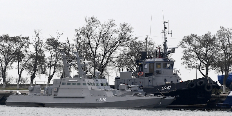 Le tre navi militari ucraine sequestrate dalla marina russa nel porto di Kerč' il giorno dopo l'incidente. (AP Photo)
