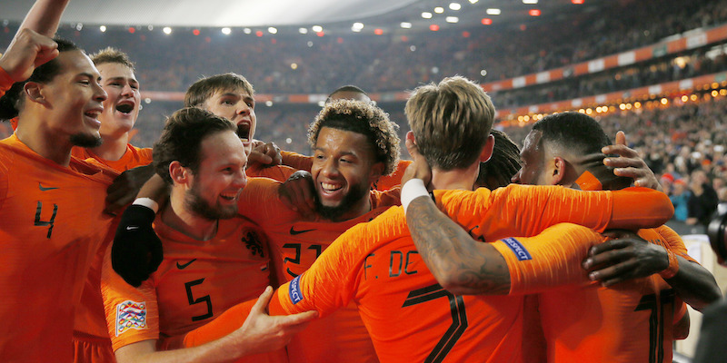 I giocatori dell'Olanda dopo il secondo gol segnato alla Francia (AP Photo/Peter Dejong)