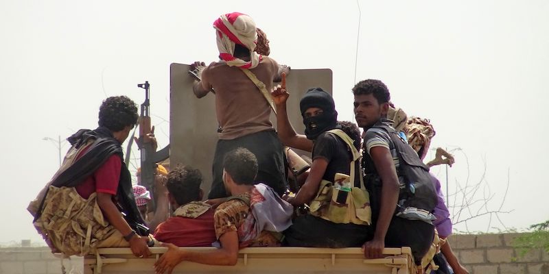 Combattenti filo-governativi nella periferia orientale di Hodeidah, città portuale yemenita controllata dai ribelli houthi (STRINGER/AFP/Getty Images)
