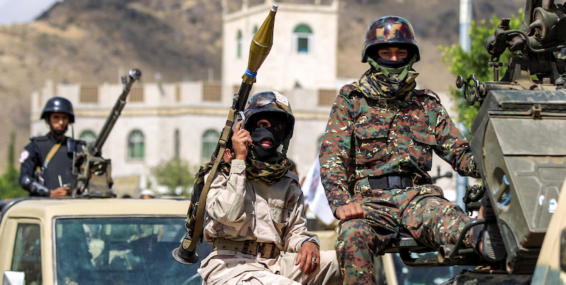 Combattenti yemeniti fedeli ai ribelli houthi nella capitale Sana'a (MOHAMMED HUWAIS/AFP/Getty Images)