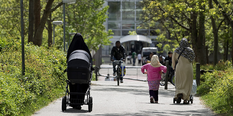 Persone a passeggio nel parco di Aarhus, Danimarca, (Finn Frandsen/ AP)