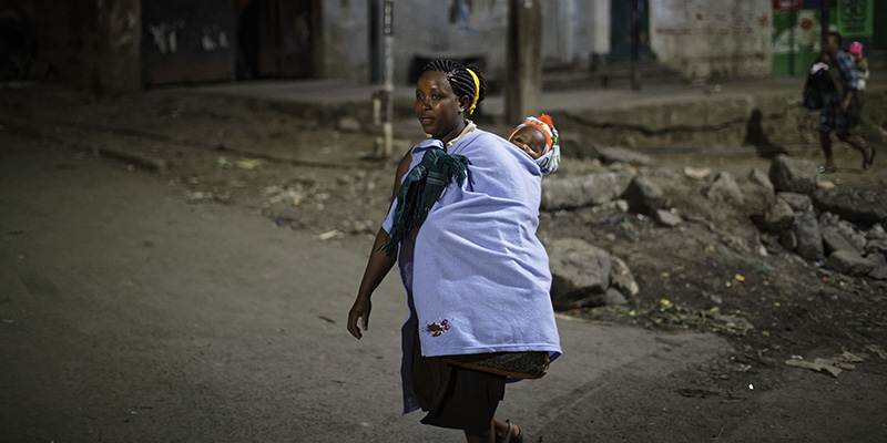 Una donna con il suo bambino a Nairobi, Kenya, 30 ottobre 2017 (AP Photo/Ben Curtis)