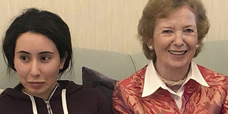 Latifa bint Mohammed al Maktoum e Mary Robinson in una foto che sarebbe stata scattata a Dubai il 15 dicembre 2018 e che è stata pubblicata il 24 dicembre (United Arab Emirates Ministry of Foreign Affairs and International Cooperation via AP)