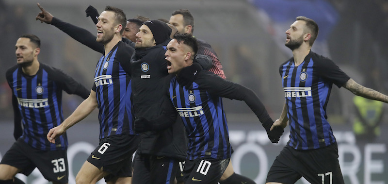 I giocatori dell'Inter festeggiano la vittoria contro il Napoli. (AP Photo/Luca Bruno)