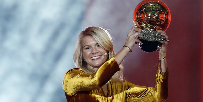 Ada Hegerberg con il Pallone d'Oro, Parigi, 3 dicembre 2018
(AP Photo/Christophe Ena)