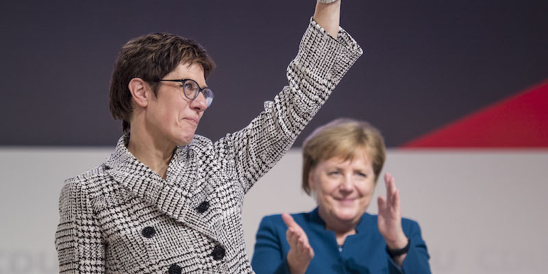 La nuova presidente della CDU Annegret Kramp-Karrenbauer al congresso di partito durante il quale ha ricevuto l'incarico il 7 dicembre 2018; alle sue spalle la sua predecessora e cancelliera tedesca Angela Merkel (Thomas Lohnes/Getty Images)