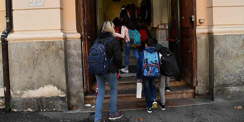 L'entrata di una scuola di Genova, 31 ottobre 2018 (ANSA/LUCA ZENNARO)