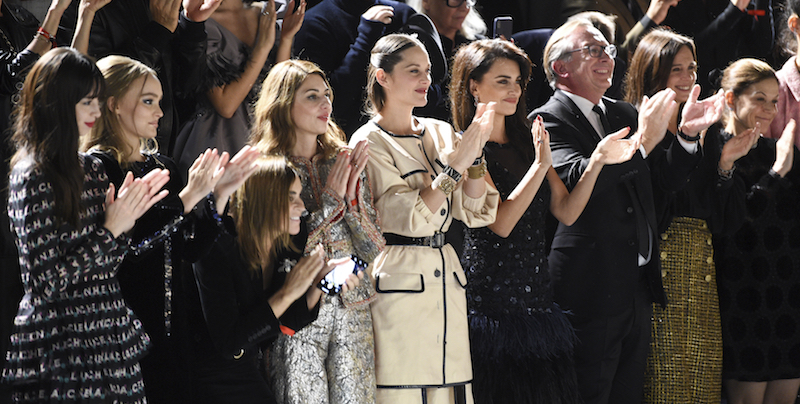 La modella Lily-Rose Depp, la giornalista di moda Carine Roitfeld, la regista Sofia Coppola e le attrici Marion Cotillard in prima fila alla sfilata di Chanel al Met di New York, 4 dicembre 2018
(Evan Agostini/Invision/AP)