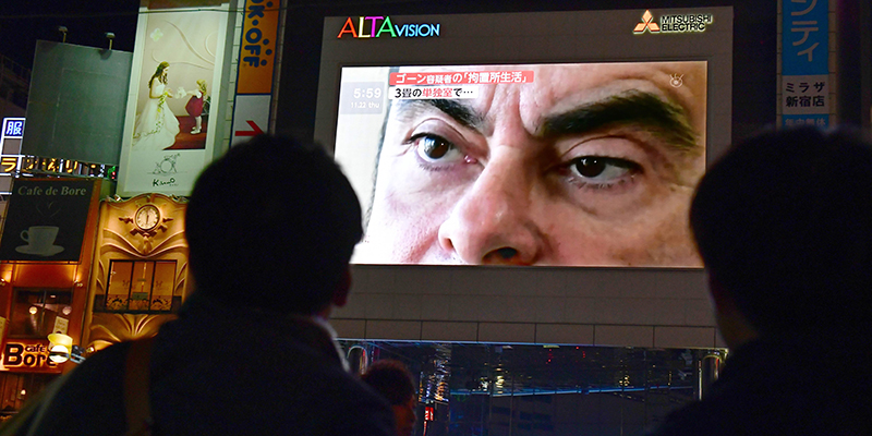 Dei passanti guardano la tv mentre si parla di Carlos Ghosn, Tokyo, 22 novembre 2018
(KAZUHIRO NOGI/AFP/Getty Images)