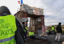 Il governo francese sospenderà l'aumento delle accise sui carburanti