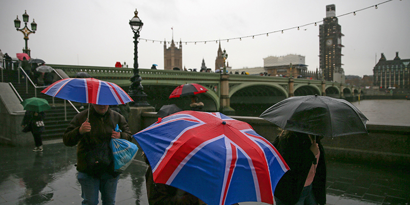 Persone che camminano sotto la pioggia con i loro ombrelli, Londra, 7 dicembre 2018
(DANIEL LEAL-OLIVAS/AFP/Getty Images)