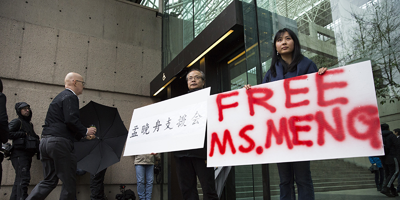 Uno striscione per chiedere la liberazione di Meng Wanzhou, Vancouver, Canada, 11 dicembre 2018 (JASON REDMOND/AFP/Getty Images)