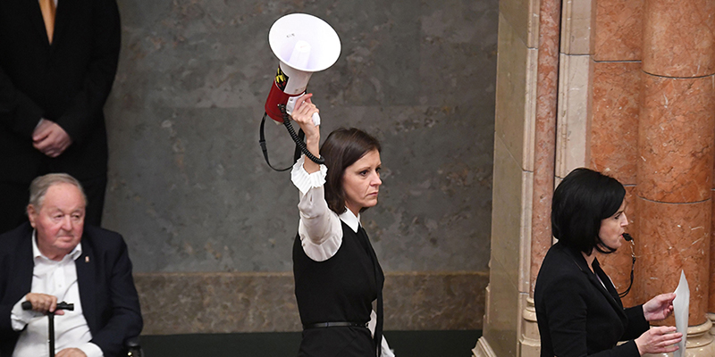 Proteste nell'aula del parlamento ungherese, Budapest, 12 dicembre 2018 (ATTILA KISBENEDEK/AFP/Getty Images)