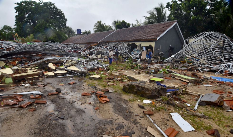 Alcune persone guardano quello che è rimasto delle loro case, a Carita, in Indonesia, dopo che il 22 dicembre l’eruzione del vulcano Anak Krakatoa ha provocato uno tsunami che ha ucciso centinaia di persone e ne ha ferite altrettante.

(RONALD/AFP/Getty Images)