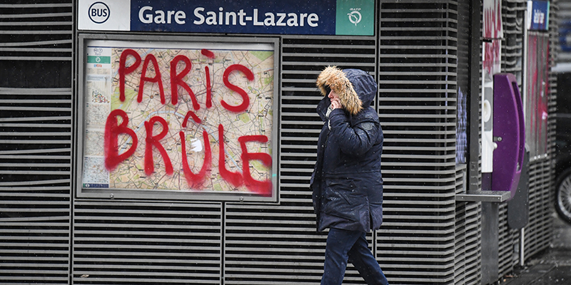 "Parigi brucia": una scritta alla Gare Saint – Lazare di Parigi, 9 dicembre 2018 (Jeff J Mitchell/Getty Images)