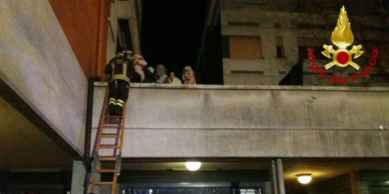 Due persone sono morte e altre due sono rimaste ferite nell'incendio di un palazzo a Reggio Emilia