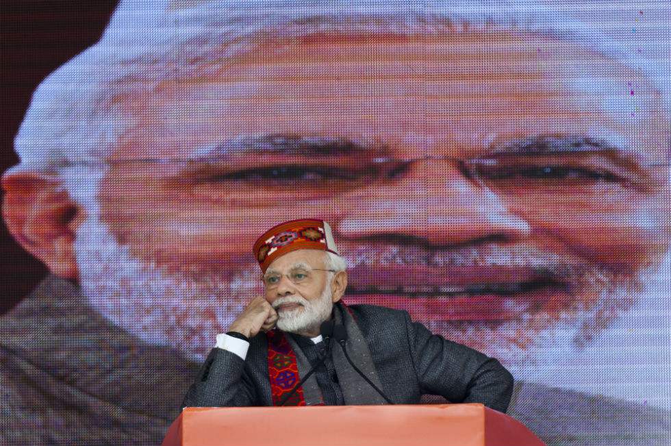 Il presidente indiano Narendra Modi durante un comizio (AP Photo/Ashwini Bhatia)