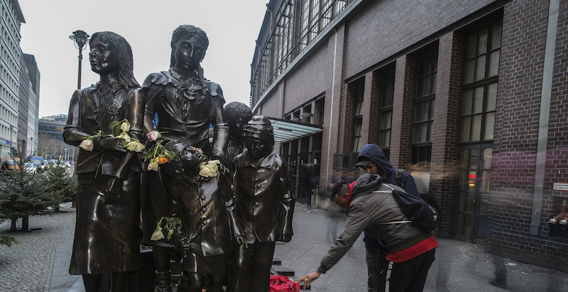 Una statua dedicata ai bambini scappati dalla Germania con l'operazione Kindertransport a Berlino, in Germania (AP Photo/Markus Schreiber)