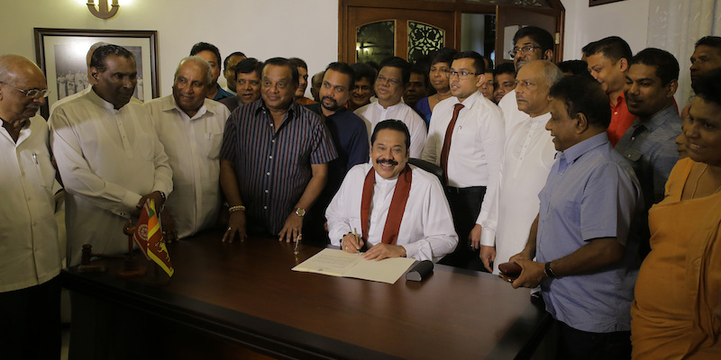 Il primo ministro dello Sri Lanka Mahinda Rajapaksa firma le sue dimissioni a casa sua a Colombo, il 15 dicembre 2018 (AP Photo/Eranga Jayawardena)