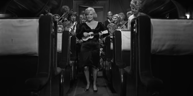 Marilyn Monroe suona l'ukulele in una scena di "A qualcuno piace caldo"