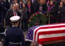 Il video di Bob Dole che si alza dalla carrozzina pur di rendere omaggio a George H. W. Bush