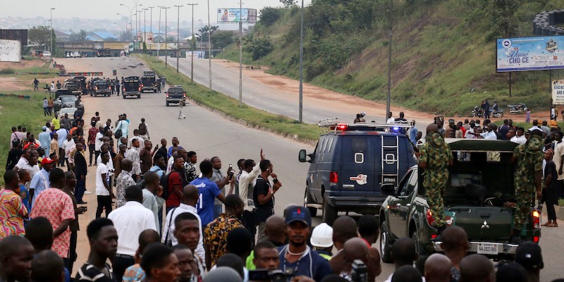 Soldati nigeriani al checkpoint nella periferia di Abuja durante la manifestazione del 29 ottobre (SODIQ ADELAKUN/AFP/Getty Images)
