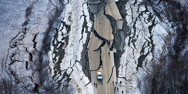 C’è stato un terremoto di magnitudo 7.0 in Alaska, con danni a strade ed edifici