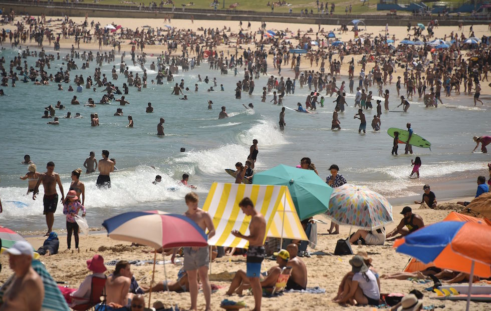 La spiaggia di Bondi piena di gente in un giorno particolarmente caldo anche per gli standard australiani (PETER PARKS/AFP/Getty Images)