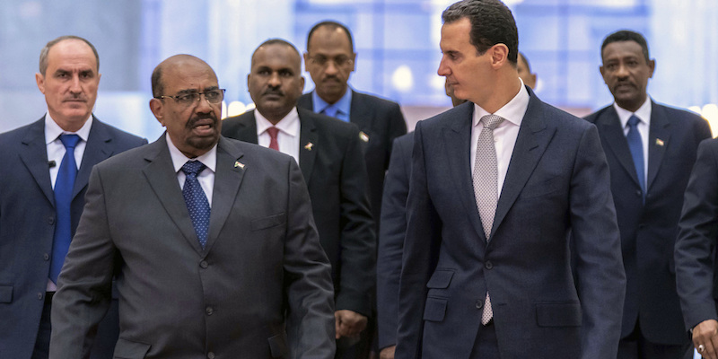 Il presidente siriano Bashar al Assad (a destra) e quello sudanese Omar al Bashir, a Damasco, 16 dicembre (SANA via AP)