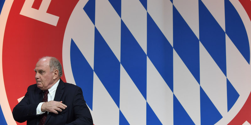 Il presidente Uli Hoeness all'assemblea annuale dei soci del Bayern Monaco in cui è stato contestato (CHRISTOF STACHE/AFP/Getty Images)