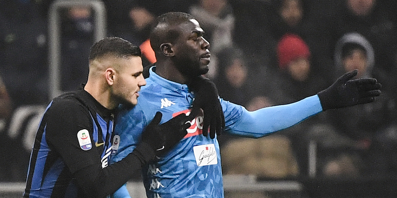 Il capitano dell'Inter, Mauro Icardi, con Kalidou Koulibaly dopo l'espulsione (MARCO BERTORELLO/AFP/Getty Images)