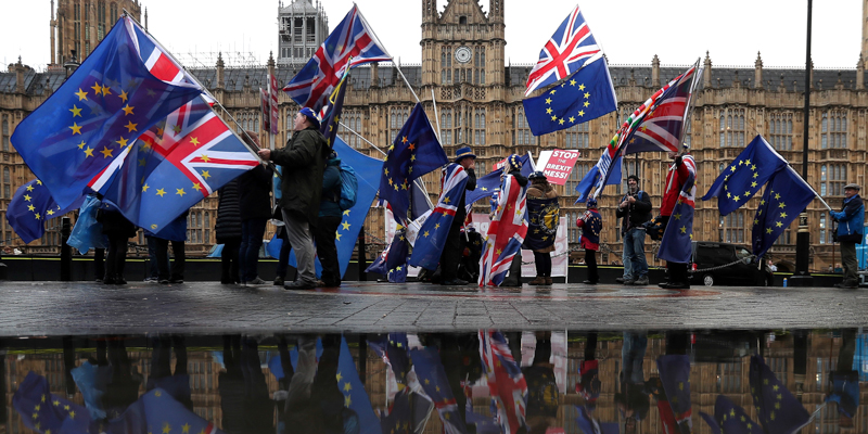 Manifestanti contro l'uscita dall'Unione Europea davanti al Parlamento britannico, a Londra. (DANIEL LEAL-OLIVAS/AFP/Getty Images)