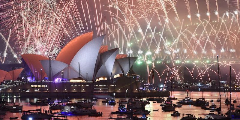 Fuochi d'artificio a Sydney, dietro il famoso teatro dell'opera (PETER PARKS/AFP/Getty Images)