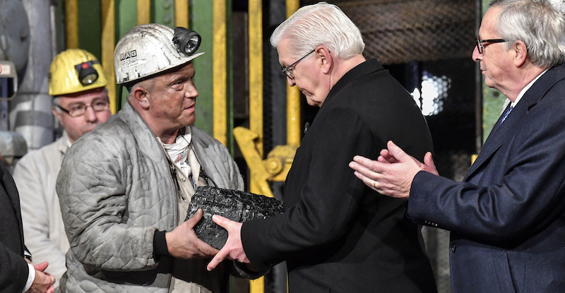 Il presidente della Germania Frank-Walter Steinmeier riceve l'ultimo pezzo di carbone estratto dalla miniera Posper-Haniel di Bottrop, vicino al presidente della Commissione Europea Jean-Claude Juncker. (AP Photo/Martin Meissner)