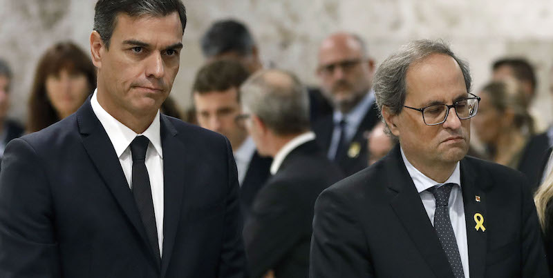 Il primo ministro spagnolo Pedro Sánchez, a sinistra, e il presidente catalano Quim Torra (ANDREU DALMAU/AFP/Getty Images)