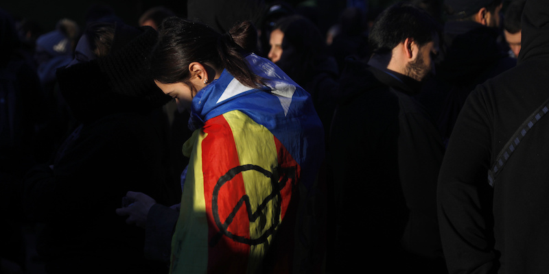 Un dimostrante con una bandiera della Catalogna durante le proteste a Barcellona, 21 dicembre. (AP Photo/Santi Palacios)