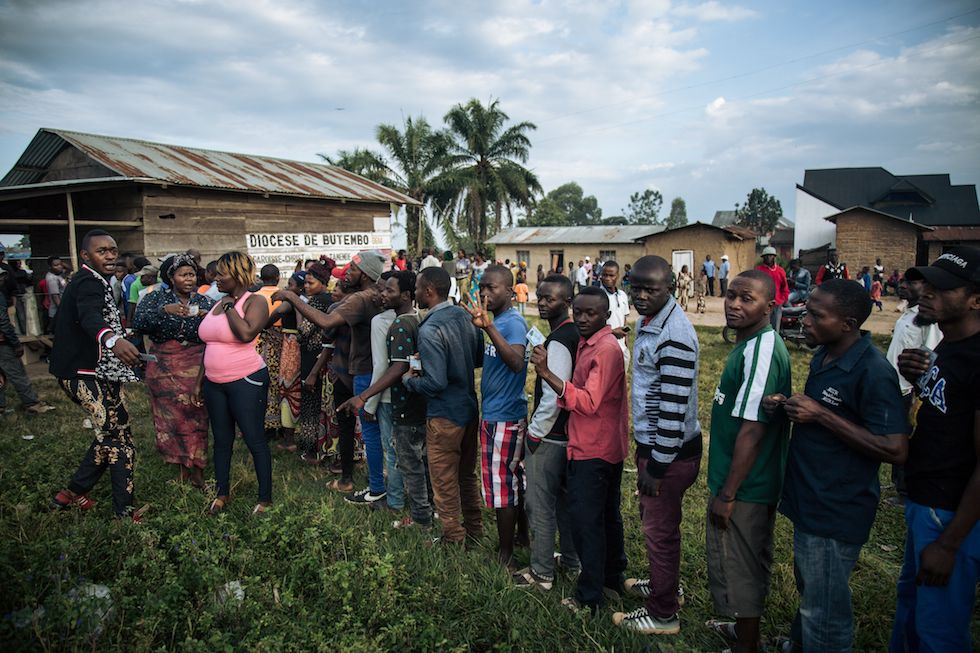 Le code fuori da un seggio improvvisato a Beni, nell'est del paese (ALEXIS HUGUET/AFP/Getty Images)