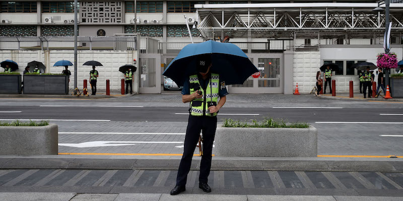 Un poliziotto sudcoreano a Seul (Chung Sung-Jun/Getty Images)