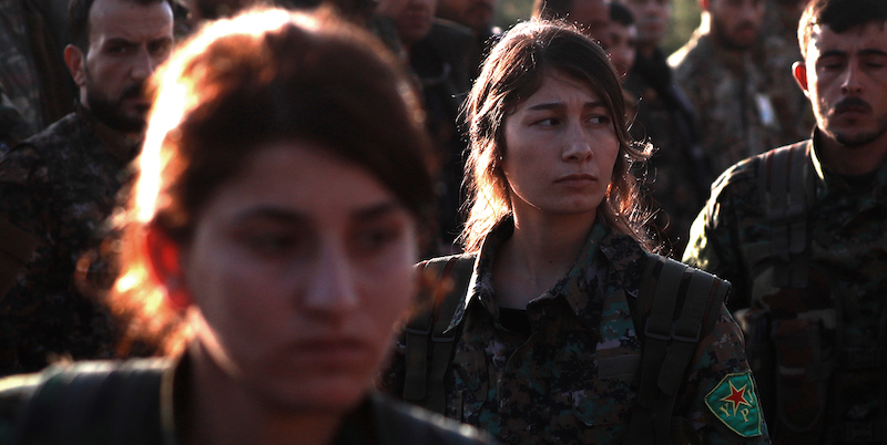 Combattenti delle Forze democratiche siriane, coalizione anti-ISIS dominata dai curdi, nella città di Qamishly, in Siria (DELIL SOULEIMAN/AFP/Getty Images)