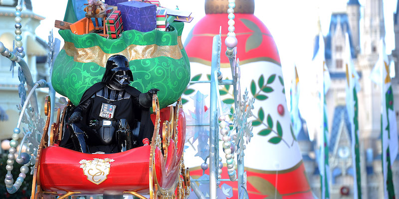 Darth Vader nei panni di Babbo Natale durante una parata natalizia del Walt Disney World Resort di Orlando, in Florida (Mark Ashman/Disney Parks via Getty Images)
