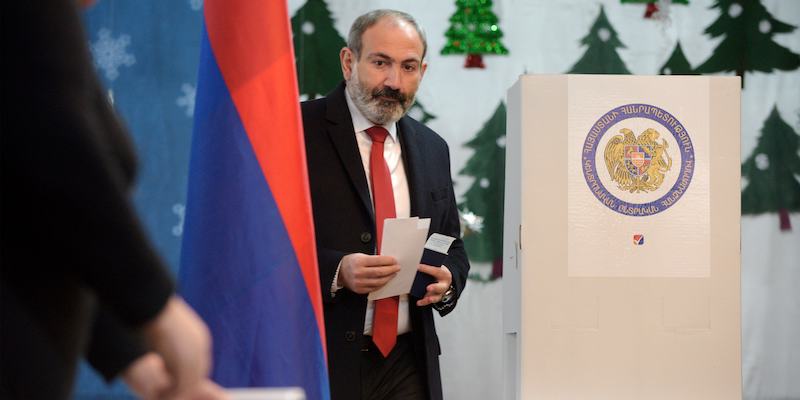 Il primo ministro dell'Armenia Nikol Pashinyan prima di votare a Yerevanil 9 dicembre 2018 (KAREN MINASYAN/AFP/Getty Images)