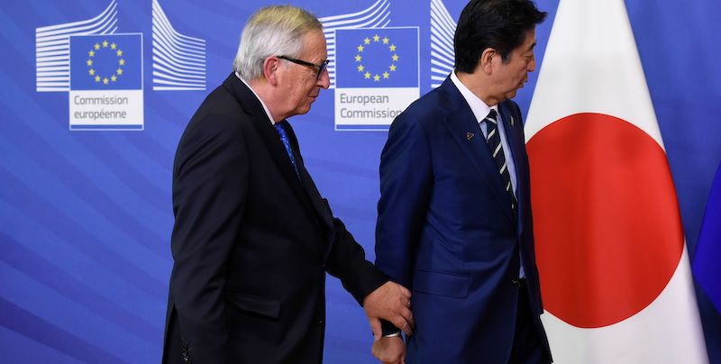 Il primo ministro del Giappone Shinzo Abe e il presidente della Commissione Europea Jean-Claude Juncker. (JOHN THYS/AFP/Getty Images)